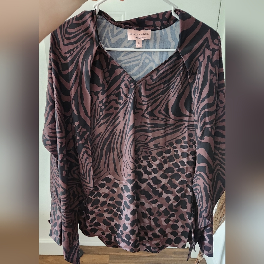NWOT Chicos Black Label Cheetah/Leopard Sleeve Cape Top